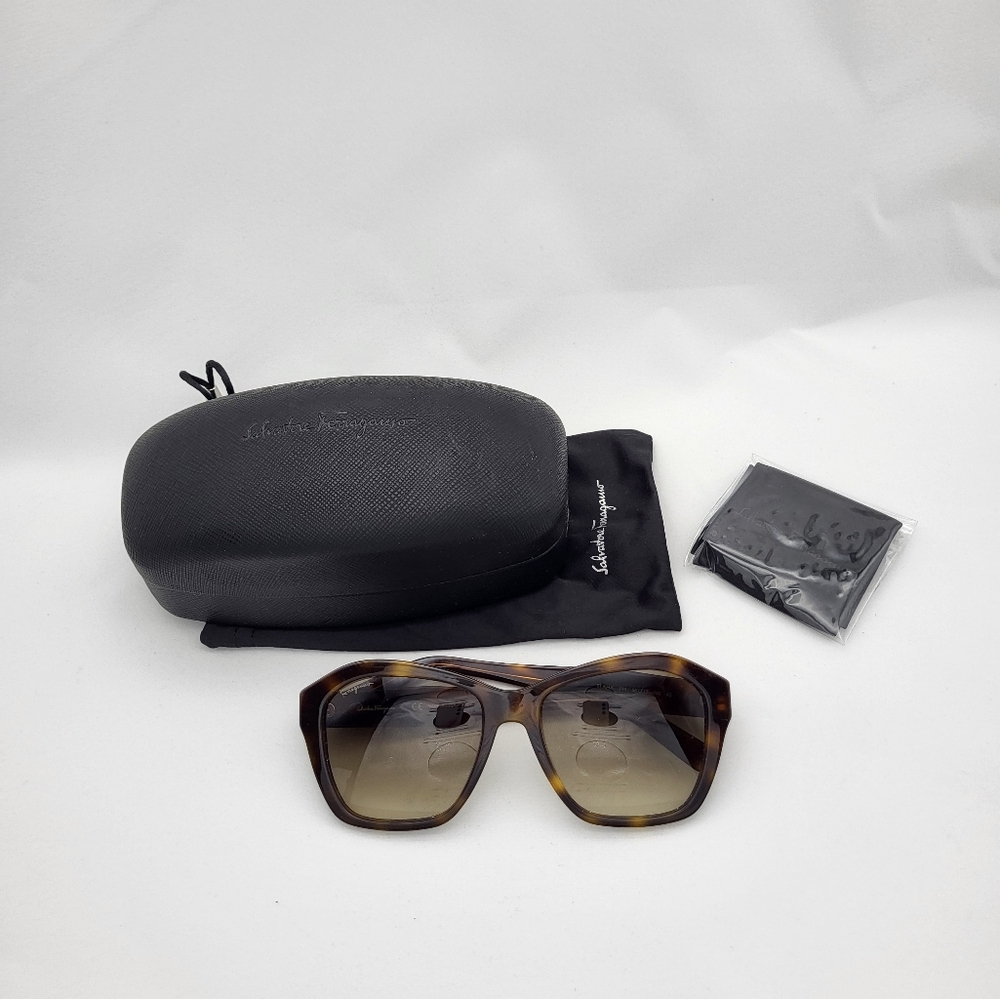Salvatore Ferragamo SF894S Sunglasses